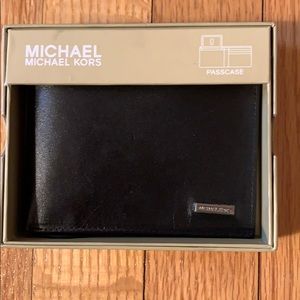 Michael Kors passcase/wallet